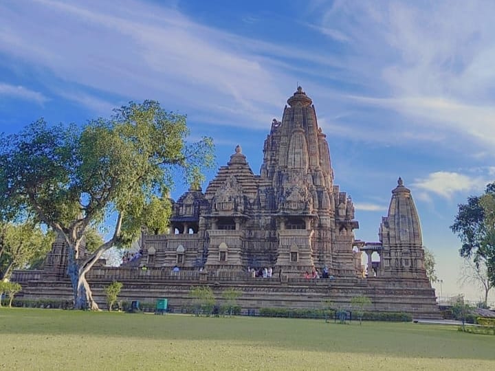 जुलाई में घूमने की 10 बेस्ट जगह, जुलाई में घूमने की जगह, खजुराहो में घूमने की जगह 